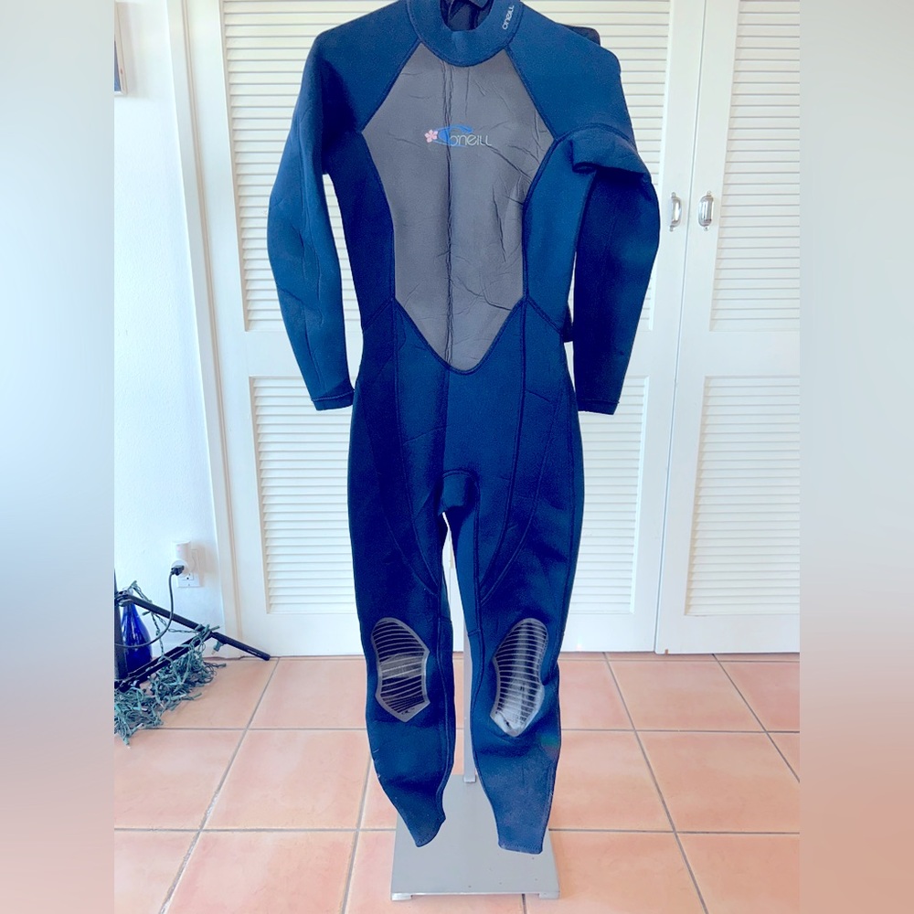ONEILLE WETSUIT SMALL🤿